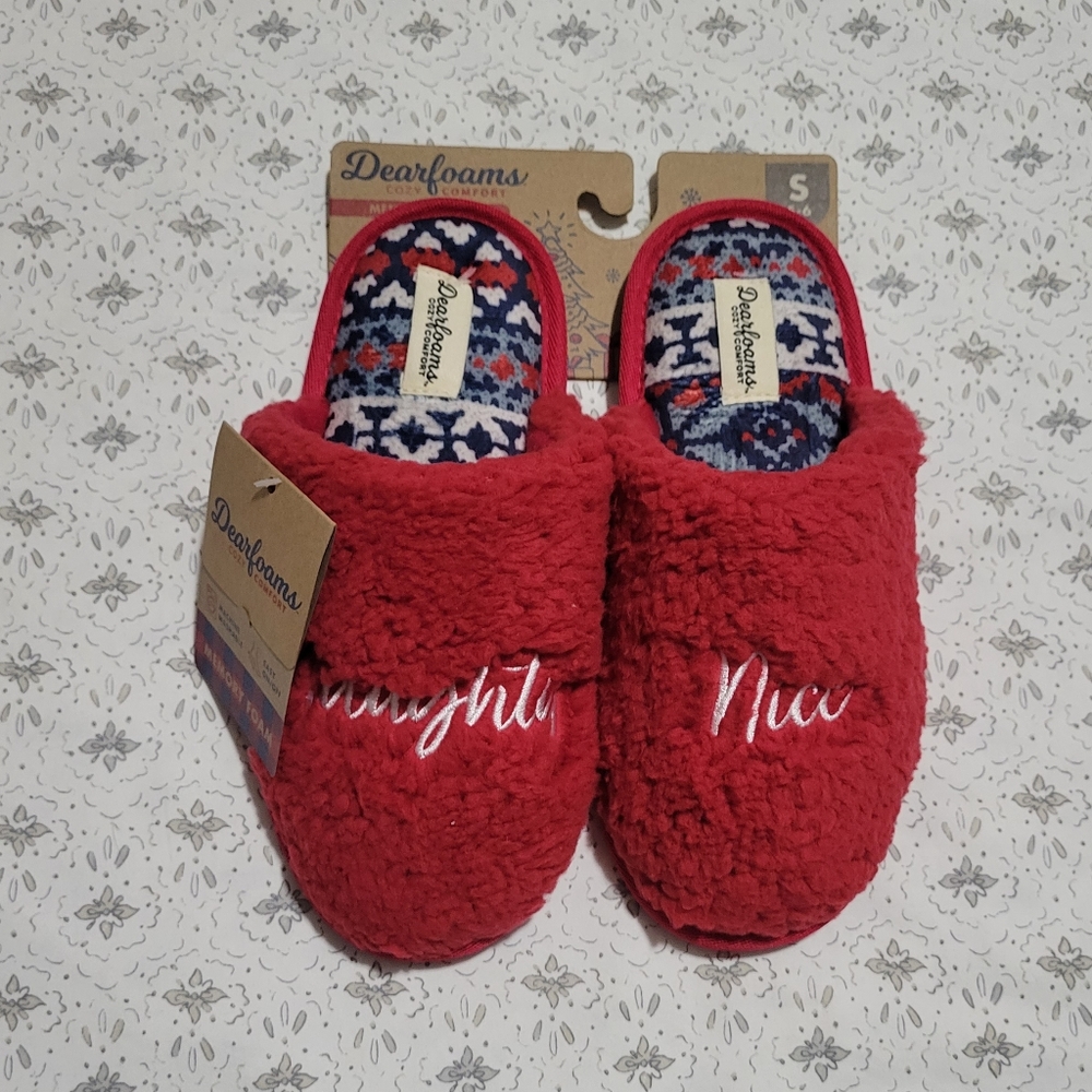 Dearfoams Naughty Or Nice Memory Foam Slippers ❤️